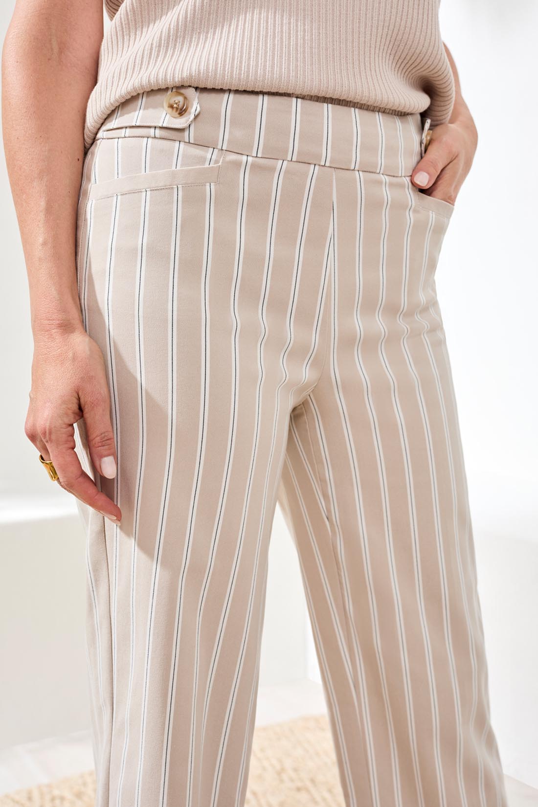 Pull On Capri w/ Waistband Button Tab