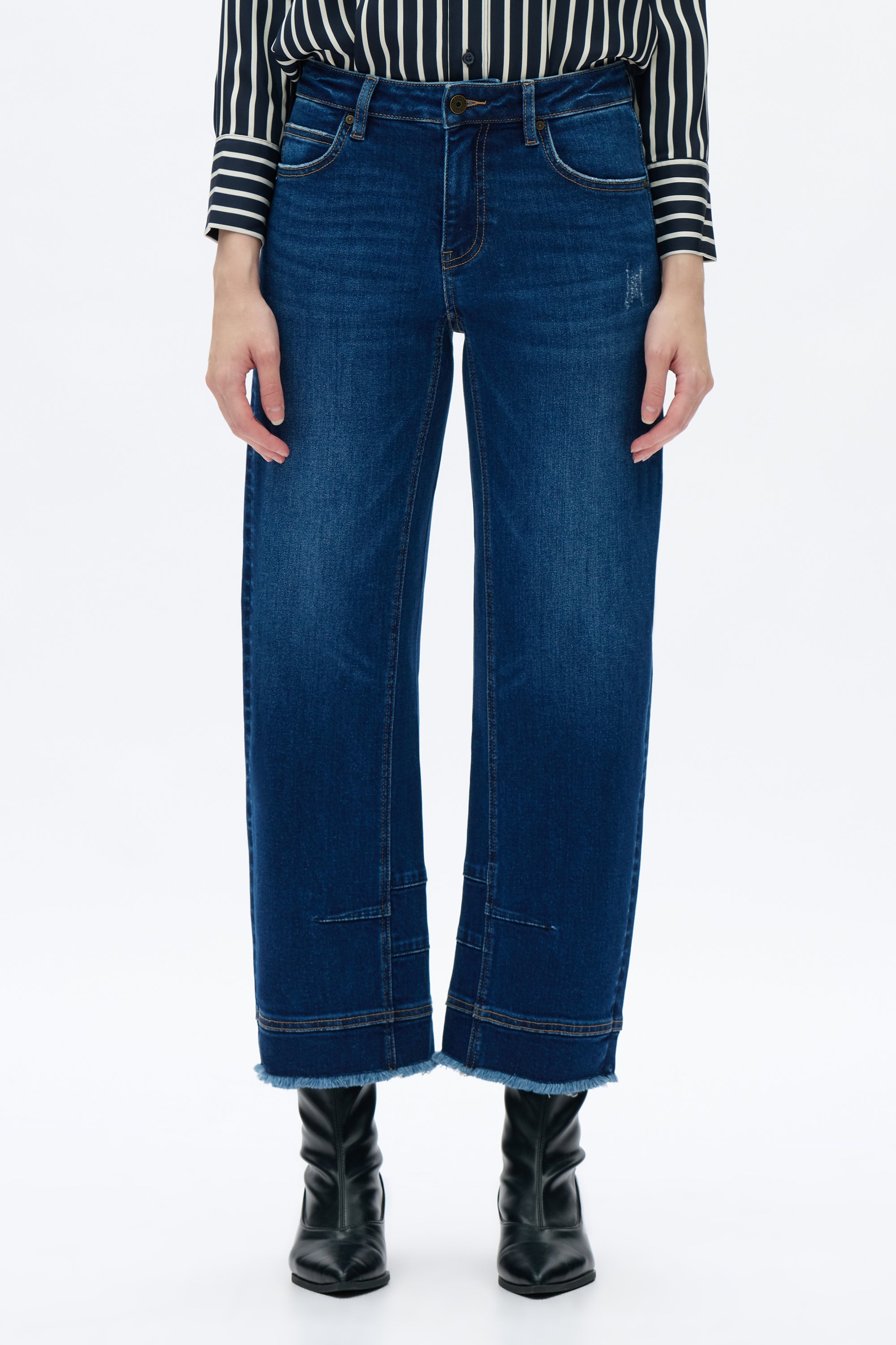 Mid Rise Barrel Leg Jean