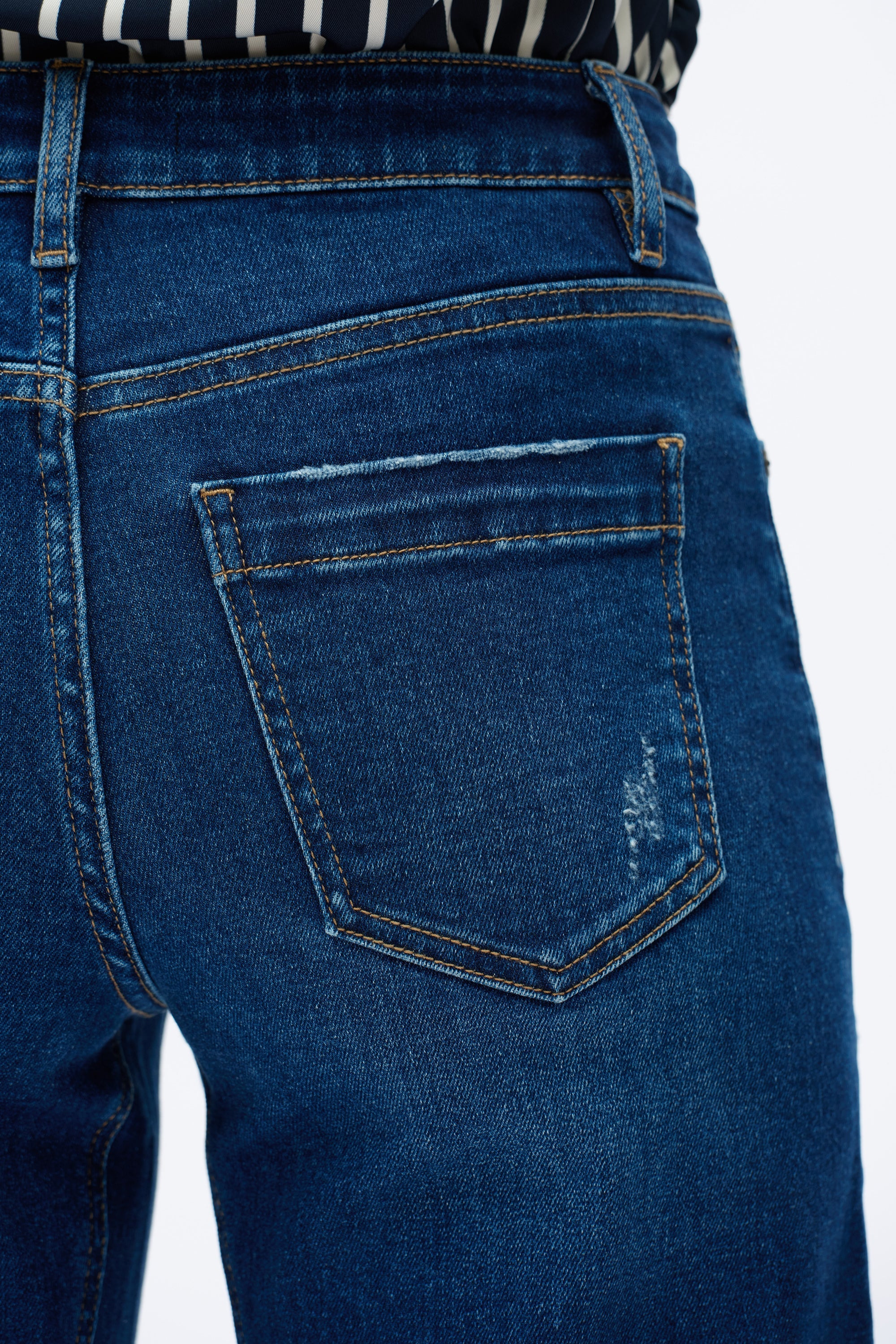 Mid Rise Barrel Leg Jean